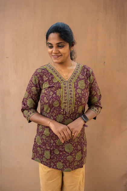 Cotton Straight V Neck Sequence Border Short Top Reddish Purple